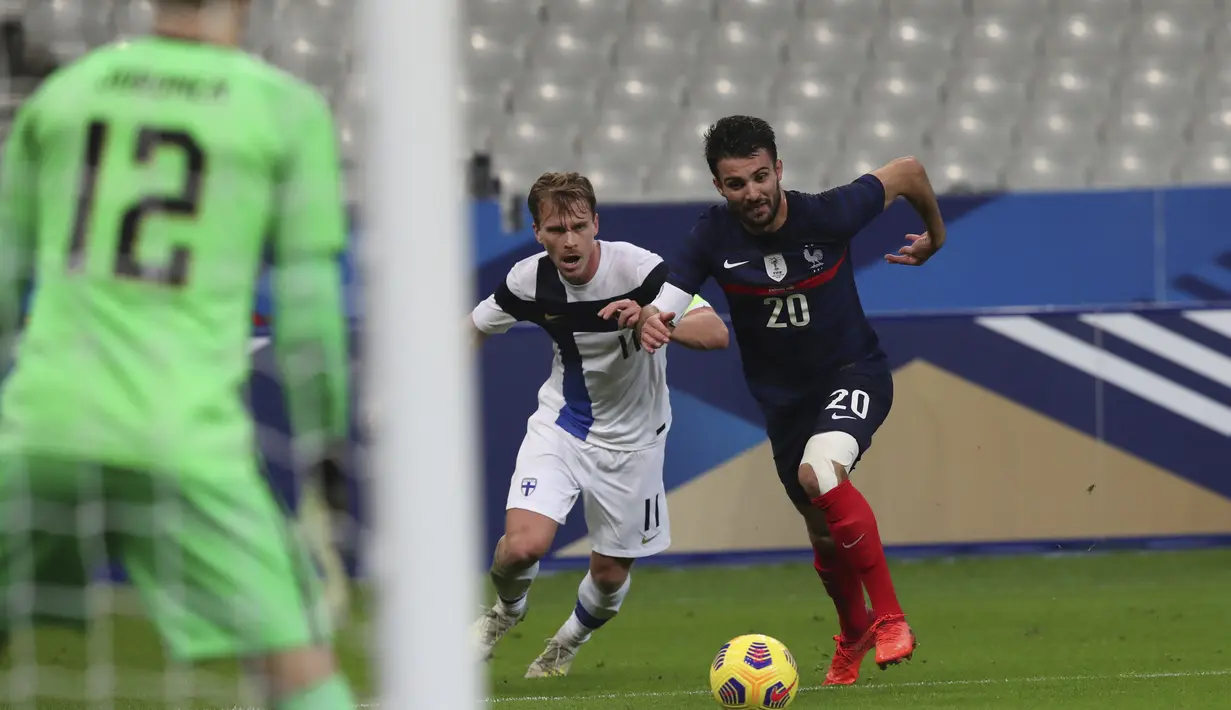 Bek Prancis, Leo Dubois berebut bola dengan menggiring gelandang Finlandia, Rasmus Schuller dalam laga persahabatan internasional di Stade de France, Saint-Denis, Kamis (12/11) WIB. Timnas Finlandia mencetak kemenangan bersejarah atas tuan rumah Prancis dengan skor 2-0. (AP Photo/Michel Euler)