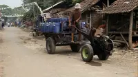 Traktor petani diubah menjadi alat pengangkut air bersih. Foto: (Panji Prayitno/Liputan6.com)
