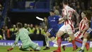 Aksi pemain Chelsea, Alvaro Morata saat melepaskan tembakan ke gawang Stoke City pada lanjutan Premier League di Stamford Bridge, London (30/12/2017). Chelsea menang 5-0. (AP/Alastair Grant)