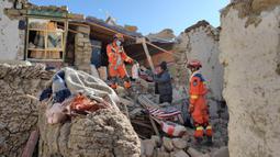 Jumlah korban jiwa akibat gempa bumi ini mencapai 126 orang, sementara ratusan lainnya mengalami luka-luka. (AFP/China OUT)