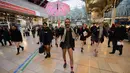 Sejumalah orang terlihat tidak mengunakan celana saat berpartisipasi dalam "No Pants Subway Ride" di stasiun utama kereta api Paddington, London, (10/1/2016). Acara ini dimulai pada tahun 2002 dengan peserta hanya tujuh orang. (AFP PHOTO/LEON Neal)
