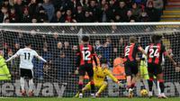Liverpool meraih kemenangan 2-0 atas Bournemouth pada laga pekan ke-24 Premier League di Vitality Stadium, Sabtu (01/02/2025) malam WIB. Sepasang gol kemenangan The Reds disarangkan Mohamed Salah. (AFP/Glyn Kirk)