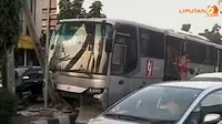 [VIDEO] Rem Blong, Bus Transjakarta Tabrak Tiang di Pramuka