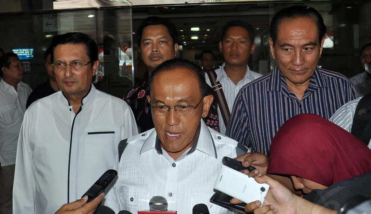 Aburizal Bakrie alias ARB yang datang sekitar pukul 12.50 WIB tampak didampingi Wakil Ketua Umum Golkar, Fadel Muhammad, Jakarta, Rabu (27/8/14). (Liputan6.com/Miftahul Hayat)