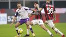 Pemain AC Milan, Davide Calabria, berebut bola dengan pemain Fiorentina, Franck Ribery, pada laga Liga Italia di Stadion San Siro, Minggu (29/11/2020). AC Milan menang dengan skor 2-0. (AP/Luca Bruno)