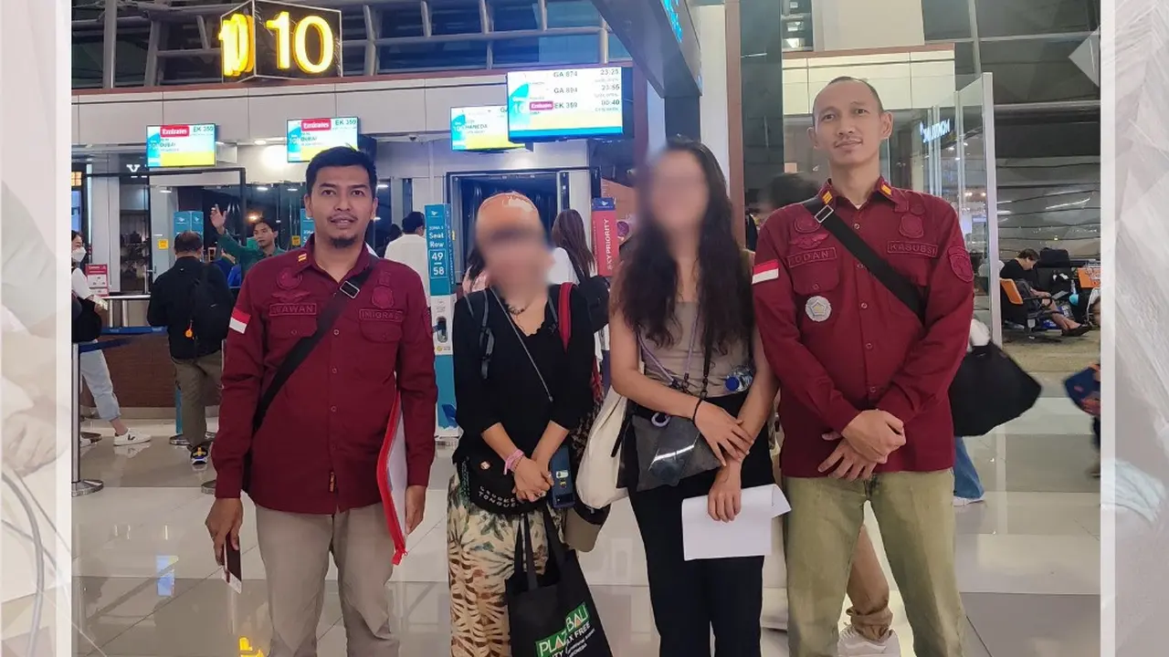 Imigrasi Kotabumi mendeportasi tiga warga negara asing (WNA) yang melanggar peraturan keimigrasian Indonesia. Mereka adalah dua orang WN China dan Seorang WN Jepang. (Liputan6.com/Pramita Tristiawati)