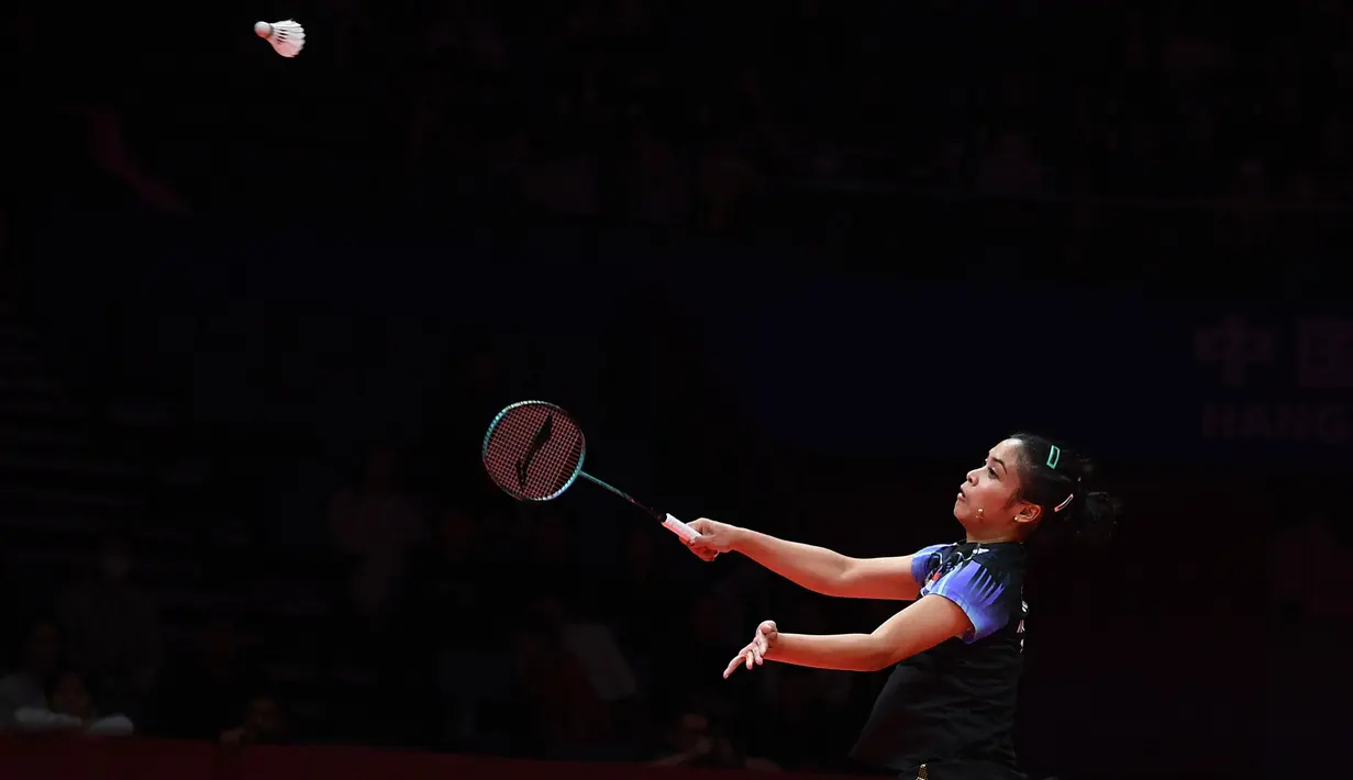Gregoria Mariska Tunjung sebenarnya berpeluang merebut game pertama saat sempat unggul 16-12. Namun akibat kehilangan momentum, Tai Tzu Ying berhasil mengejar hingga akhirnya merebut game pertama 21-18. (AFP/STR)
