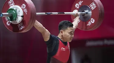 Lifter Indonesia, Eko Yuli Irawan, saat berlaga pada Asian Games di JIExpo, Jakarta, Selasa, (21/8/2018). Eko Yuli berhasil menyumbang medali emas angkat besi putra kelas 62kg. (Bola.com/Peksi Cahyo)