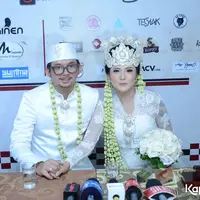 "Alhamdulillah, Oki nggak keberatan sama gayaku. Yang jelas aku mencintai dia, kalau untuk mengubah gaya nggak sih. Aku igin mengalir aja. Ya paling kalau untuk acara-acara tertentu bisa menyesuaikanlah," ungkap Poppy Sovia. (Bayu Herdianto/KapanLagi.com)