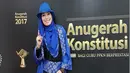 Gaya rocker ala Inka Christie saat hadiri  Anugerah Konstitusi Bagi Guru PPkn Berprestasi Se- Indonesia 2017 silam. Paduan antara hijab dengan sepatu boots warna hitam membuat ia semakin menawan (Liputan6.com/Instagram/@inka_christie99)