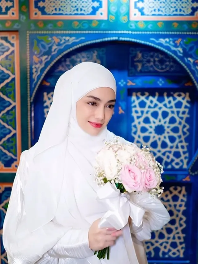 Potret Celine Evangelista mengenakan gamis dan hijab syari (Sumber: Instagram/celine_evangelista)