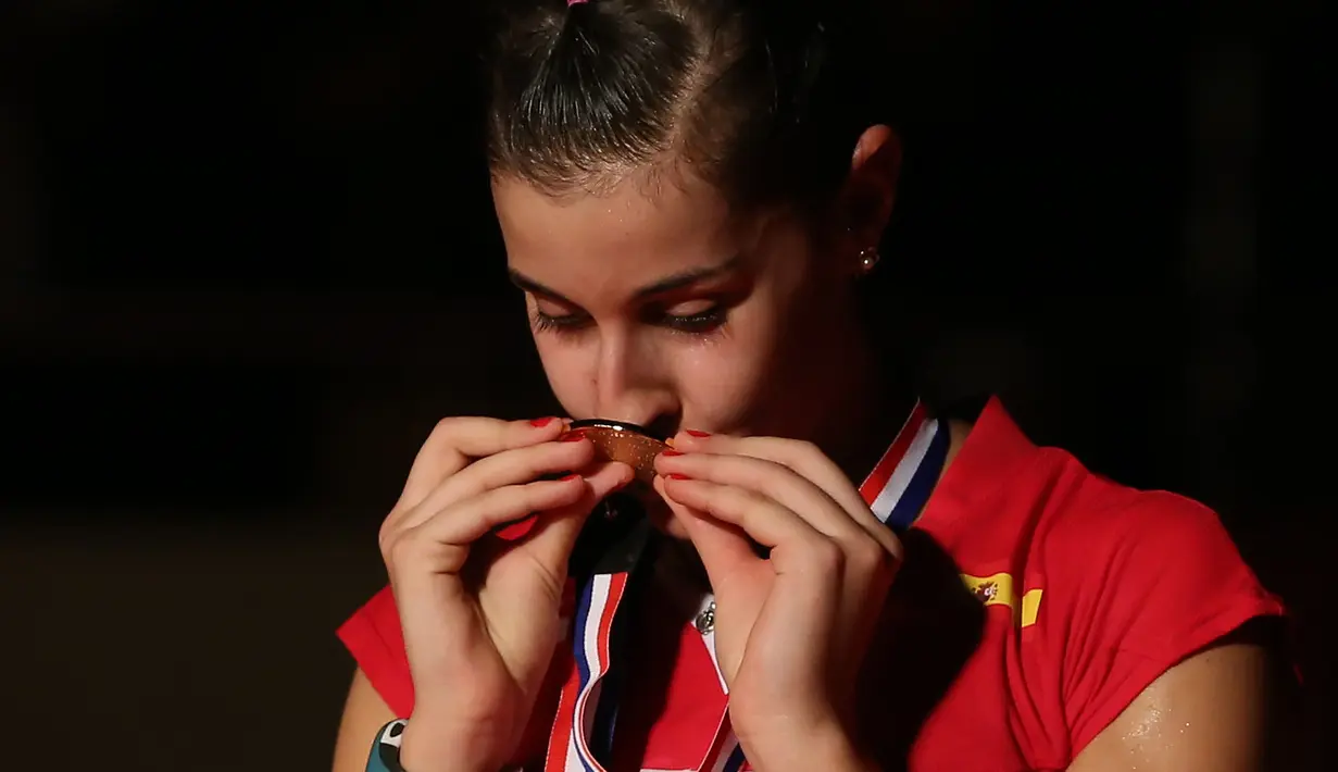 Ciuman Carolina Marin untuk sang medali. Minggu (16/8/2015). (Bola.com/Arief Bagus)