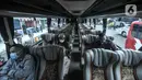 Penumpang berada di dalam bus AKAP di Terminal Kampung Rambutan, Jakarta, Senin (18/4/2022). Kepala Terminal Kampung Rambutan Yulza Romadhoni memprediksi harga tiket bus AKAP akan mengalami kenaikan 50 hingga 100 persen dari harga normal yang terjadi H-7 Lebaran. (merdeka.com/Iqbal S. Nugroho)