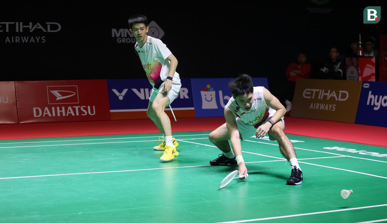 Ganda putra Indonesia Raymond Indra/Nikolaus Joaquin saat melawan sesama wakil Indonesia Sabar Karyaman Gutama/Moh Reza Pahlevi Isfahani pada laga semifinal Indonesia Masters 2026 di Istora Senayan, Jakarta, Sabtu (24/01/2025). (Bola.com/M Iqbal Ichsan)
