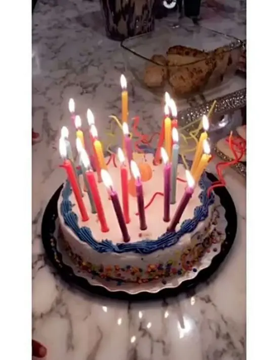 Tersiar kabar kejutan itu diberikan Kylie dan King dua hari menjelang hari ulang tahunnya pada 19 November. Lewat video yang diunggah dalam Snapchat, King tampak bahagia memberikan kejutan pada ayahnya. (Instagram/kylizzlesnapchat)