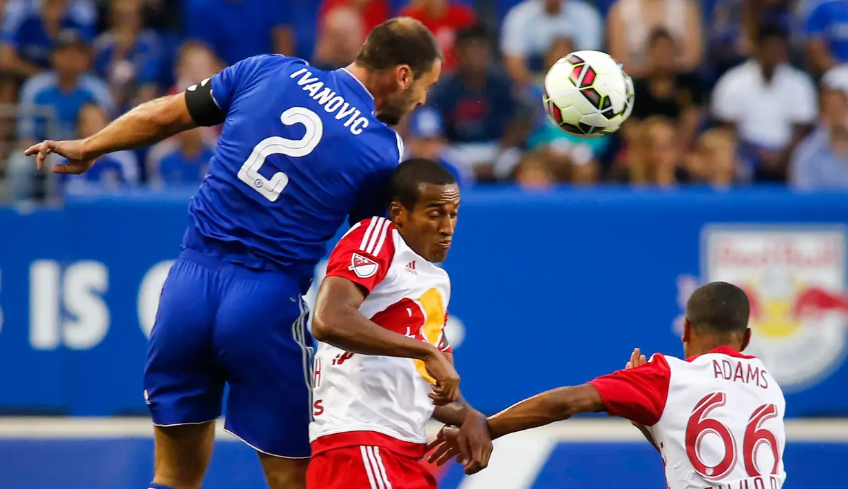 Bek Chelsea, Branislav Ivanovic (kiri) berebut bola udara dengan pemain New York Red Bulls di International Champions Cup 2015 di Red Bull Arena, Kamis (23/7/2015). New York Red Bulls menang atas Chelsea dengan skor 4-2. (Reuters/Eduardo Alvarez Livepic)