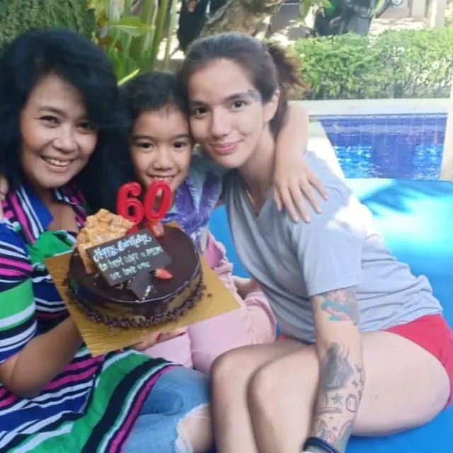 6 Potret Kebersamaan Sheila Marcia dan Sang Ibunda, Selalu Kompak