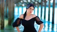 Cantiknya Angel Karamoy Saat Basah-basahan di Labuan Bajo