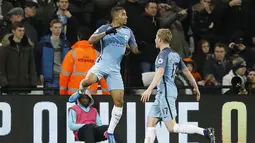 Pemain Manchester City, Gabriel Jesus (kiri) ikut menyumbangkan satu gol saat West Ham pada lanjutan Premier League di Olympic Stadium, London. (1/2/2017). (AP/Frank Augstein)