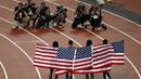 Fotografer mengabadikan keberhasilan tim putri Amerika serikat meraih medali emas pada nomor lari estafet 4x100m putri di World Athletics Championships, London (12/8/2017). (AP/Frank Augstein)