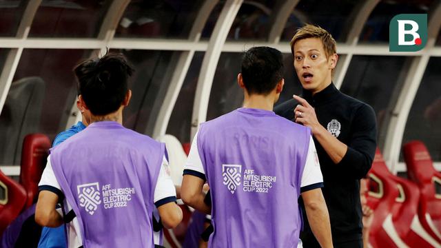 Foto: Sibuknya Keisuke Honda di Bench Pemain Kamboja saat Melawan Timnas Indonesia di Piala AFF 2022
