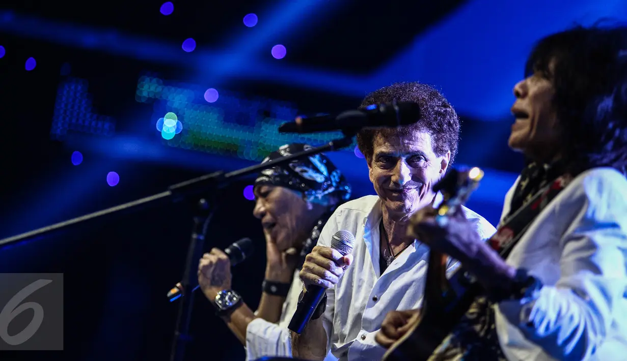 Vokalis God Bless, Ahmad Albar bersama Gitaris Ian Antono saat membawakan lagu di album ketujuh 36 medio 2009 di Studio 5 INDOSIAR, Jakarta Barat, Sabtu (17/12/2016). (Liputan6.com/Faizal Fanani)