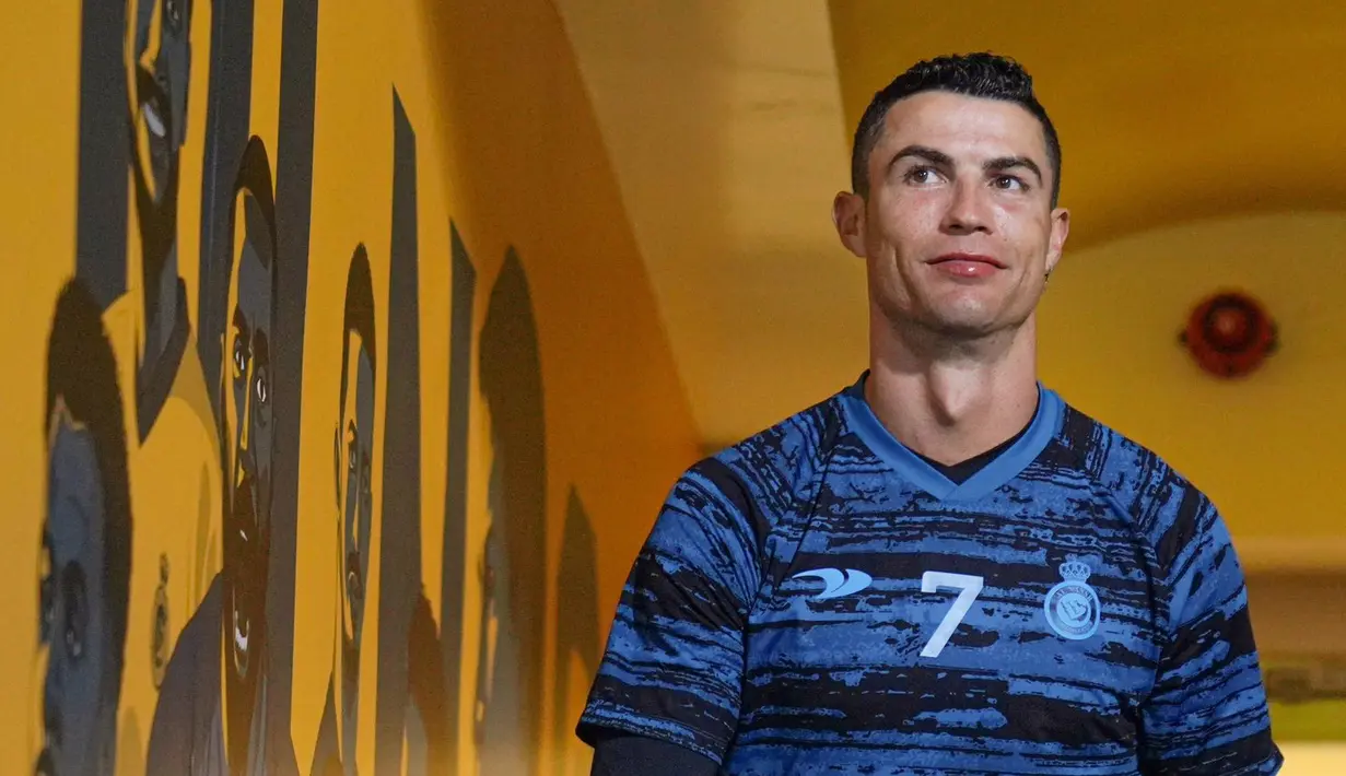 Pemain Al Nassr, Cristiano Ronaldo saat akan melakukan sesi latihan, Senin (6/2/2023). (Twitter/Al Nassr FC)