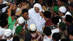 Habib Luthfi bin Yahya menyalami santri dan umat Muslim usai mengikuti Istighosah Nahdlatul Ulama (NU) di Masjid Istiqlal, Jakarta, Minggu (14/6/2015). (Liputan6.com/Helmi Afandi)