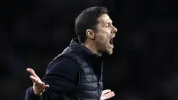 Pelatih Bayer Leverkusen, memberikan instruksi kepada pemainnya saat laga Grup H Liga Europa 2023/2024 melawan Garabagh di Tofiq Bahramov Republican Stadium, Baku, 9 November 2023. (AFP/Giorgi Arjevanidze)
