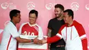 Secara simbolis, Becham memberikan bola untuk dua daerah berbeda, yaitu Aceh dan Papua. 10.000 bola diberikan untuk akademi sepak bola di seluruh Indonesia yang dilakukan oleh AIA. (Deki Prayoga/Bintang.com)