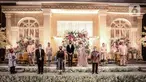 Pemakaian masker untuk pengantin dan keluarga pengantin saat simulasi penerapan protokol kesehatan resepsi pernikahan di era new normal di Jakarta, Kamis (9/7/2020). (Liputan6.com/Faizal Fanani)