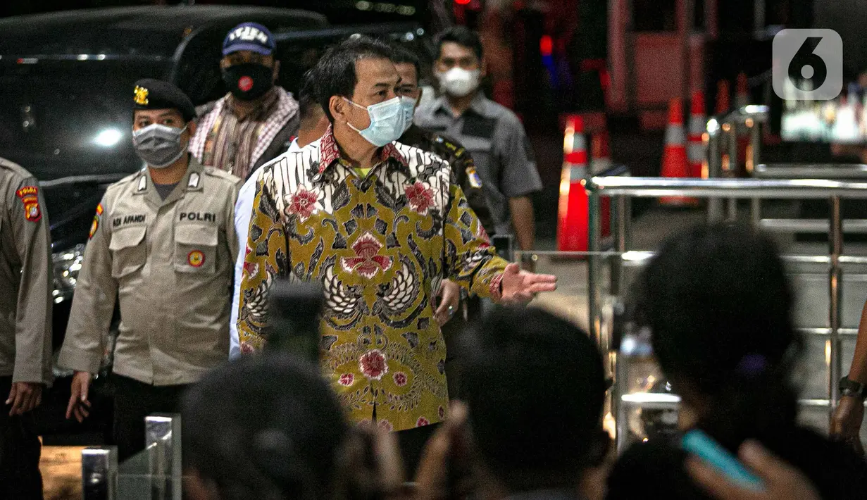 Wakil Ketua DPR RI Azis Syamsuddin tiba di Gedung KPK, Jakarta, Jumat (24/9/2021). Kehadiran Azis untuk menjalani pemeriksaan pertama terkait kasus dugaan suap penanganan perkara di Kabupaten Lampung Tengah. (Liputan6.com/Faizal Fanani)