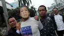 Massa bertopeng Ketua DPR Setya Novanto ikut ambil bagian dalam unjuk rasa di depan Gedung KPK, Jakarta, Selasa (15/12). Mereka menuntut KPK ikut mengusut kasus 'papa minta saham' yang melibatkan Setya Novanto dan Riza Chalid. (Liputan6.com/Helmi Afandi)