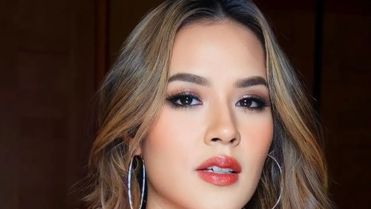 Raisa pakai lipstik merah (Instagram/ferryfahrizal)