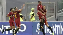 Para pemain AS Roma merayakan gol Edin Dzeko (kanan) saat melawan Inter Milan pada lanjutan Serie A di Olympic Stadium, Roma (26/8/2017). Inter menang 3-1. (AP/Andrew Medichini)