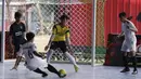 Pemain Swadharma FC melepaskan tendangan ke gawang Alaska FF pada Super Soccer Futsal Battle di Lapangan Blok S, Jakarta, Sabtu (15/9/2018). Sebanyak 32 tim yang berlaga merupakan tim yang lolos dari babak eliminasi. (Bola.com/M Iqbal Ichsan)