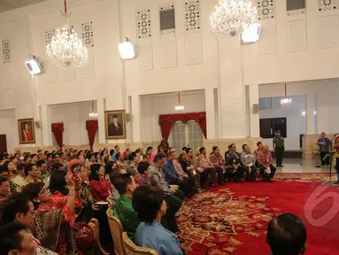 Presiden Jokowi menyampaikan pidato saat pembukaan Musyawarah Nasional VII Gabungan Pengusaha Jamu dan Obat Tradisional Indonesia (GP Jamu), di Istana Negara, Jakarta, Senin (25/5/2015). (Liputan6.com/Faizal Fanani)