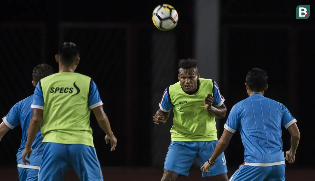 Bek Arema FC, Israel Wamiau, menyundul bola saat latihan di SUGBK, Jakarta, Jumat (30/3/2018). Latihan ini persiapan jelang laga Liga 1 melawan Persija Jakarta. (Bola.com/Vitalis Yogi Trisna)