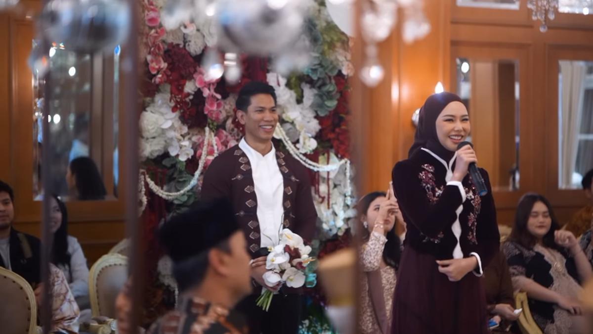 6 Model Dress Dara Arafah saat Lamaran, Anggun dalam Balutan Burgundy Elegan yang Memukau