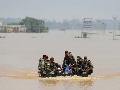 Personil tentara India menyelamatkan penduduk desa dari daerah yang terkena banjir setelah Sungai Sutlej meluap setelah hujan lebat, sekitar 60 Km dari Jalandhar pada 12 Juli 2023. (AFP/Shammi Mehra)