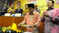 Ketua Fraksi Partai Golkar, Ade Komarudin didampingi Bambang Soesatyo (kanan) memotong tumpeng dalam Forum Group Discusion (FGD) Partai Golkar di Jakarta, Selasa (17/2). FGD tersebut bagian dari HUT Partai Golkar ke-47. (Liputan6.com/Andrian M Tunay)