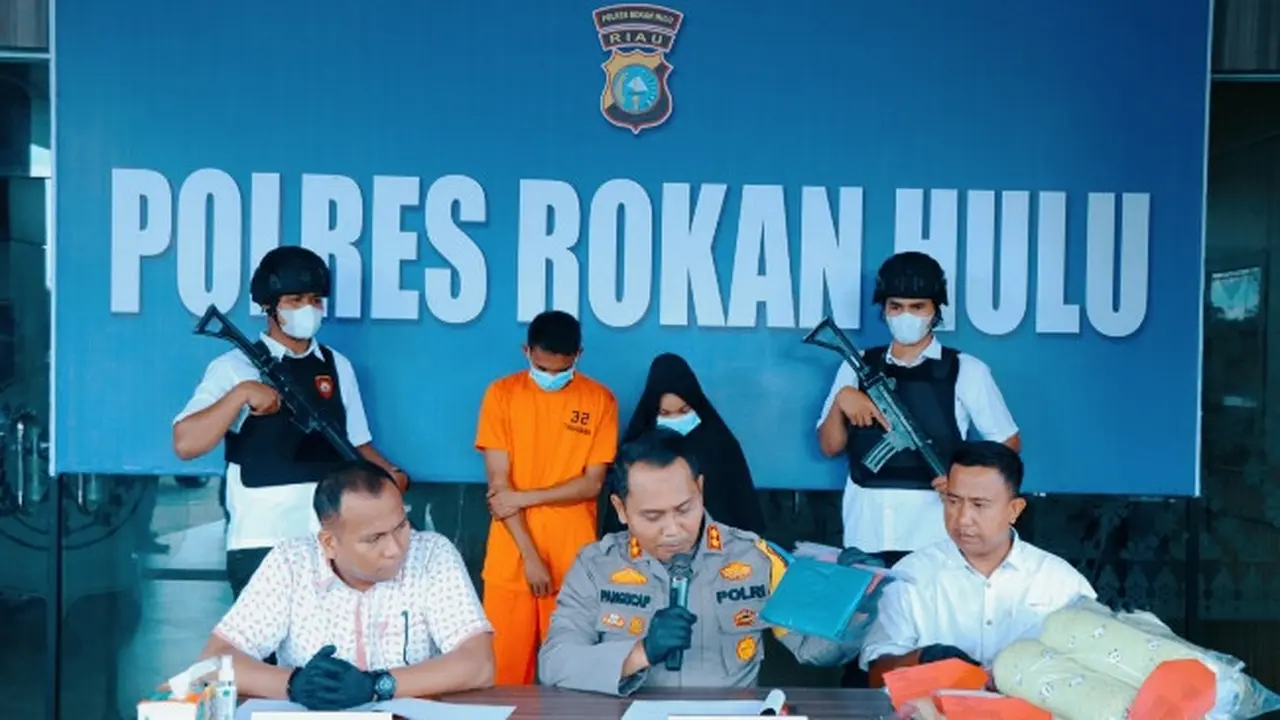 Konferensi pers kasus pembuangan bayi di masjid oleh Polres Rokan Hulu setelah menangkap 2 tersangka.