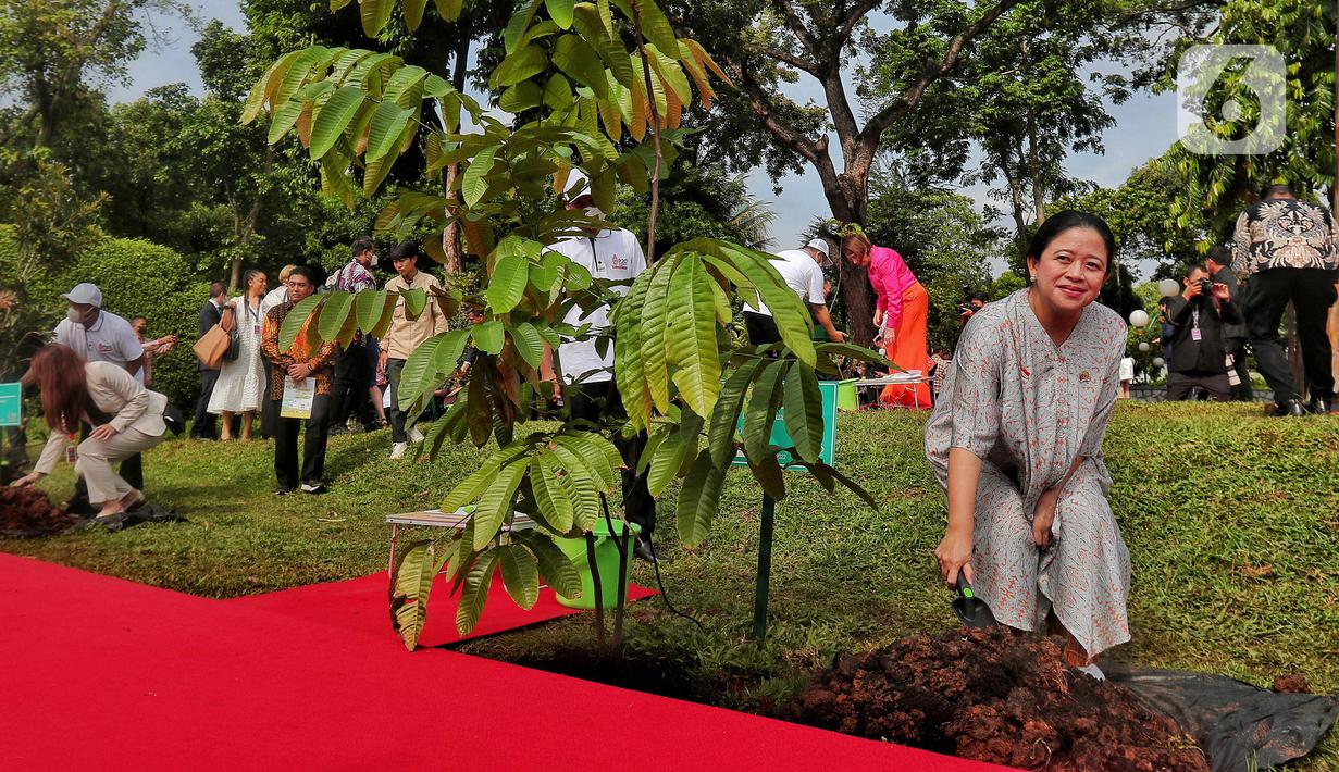 Ketua DPR Puan Maharani melakukan penanaman pohon bersama para delegasi yang hadir pada acara P20 di Taman Energi, Kompleks Parlemen MPR/DPR-DPD, Senayan, Jakarta, Jumat (7/10/2022). Penanaman pohon ini merupakan rangkaian The 8th G20 Parliamentary Speakers’ Summit (P20) yang hari ini merupakan penutupan. (Liputan6.com/Angga Yuniar)