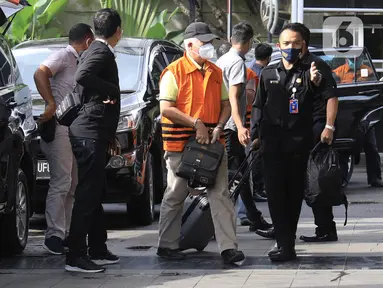 Bupati Banggai Laut, Sulawesi Tengah (Sulteng), Wenny Bukamo dikawal petugas saat tiba di Gedung Merah Putih KPK, Jakarta, Sabtu (5/12/2020). Wenny Bukamo terjerat Operasi Tangkap Tangan (OTT) KPK dalam dugaan kasus suap untuk kepentingan kampanye pemenangan. (Liputan6.com/Herman Zakharia)