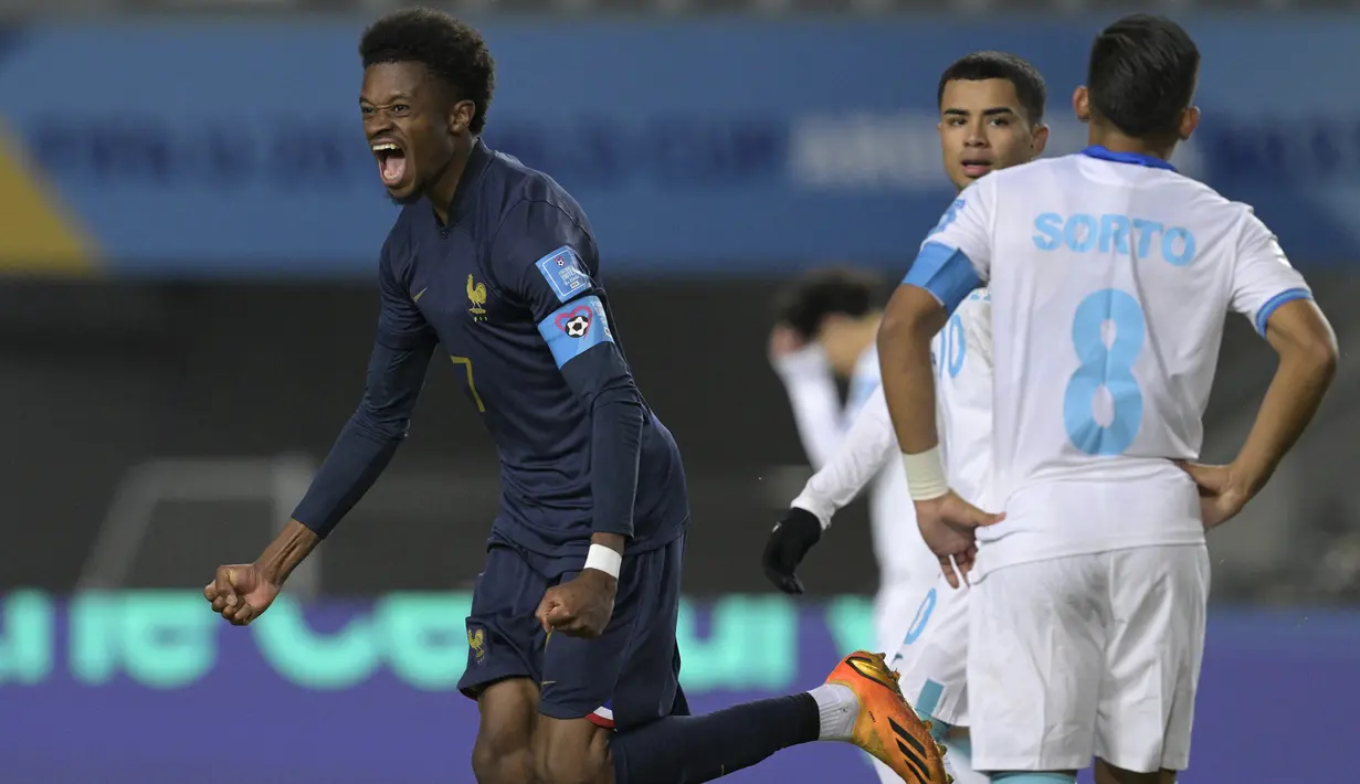 Selebrasi striker Timnas Prancis U-20, Alan Virginius setelah mencetak gol kedua ke gawang Honduras pada laga terakhir Grup F Piala Dunia U-20 2023 di Unico Diego Armando Maradona Stadium, La Plata, Argentina, Senin (29/5/2023) dini hari WIB. (AFP/Juan Mabromata)