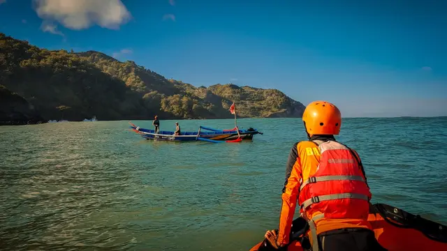 Pencarian nelayan korban perahu terbalik di pantai selatan Cilacap. (Foto: Liputan6.com/Basarnas)