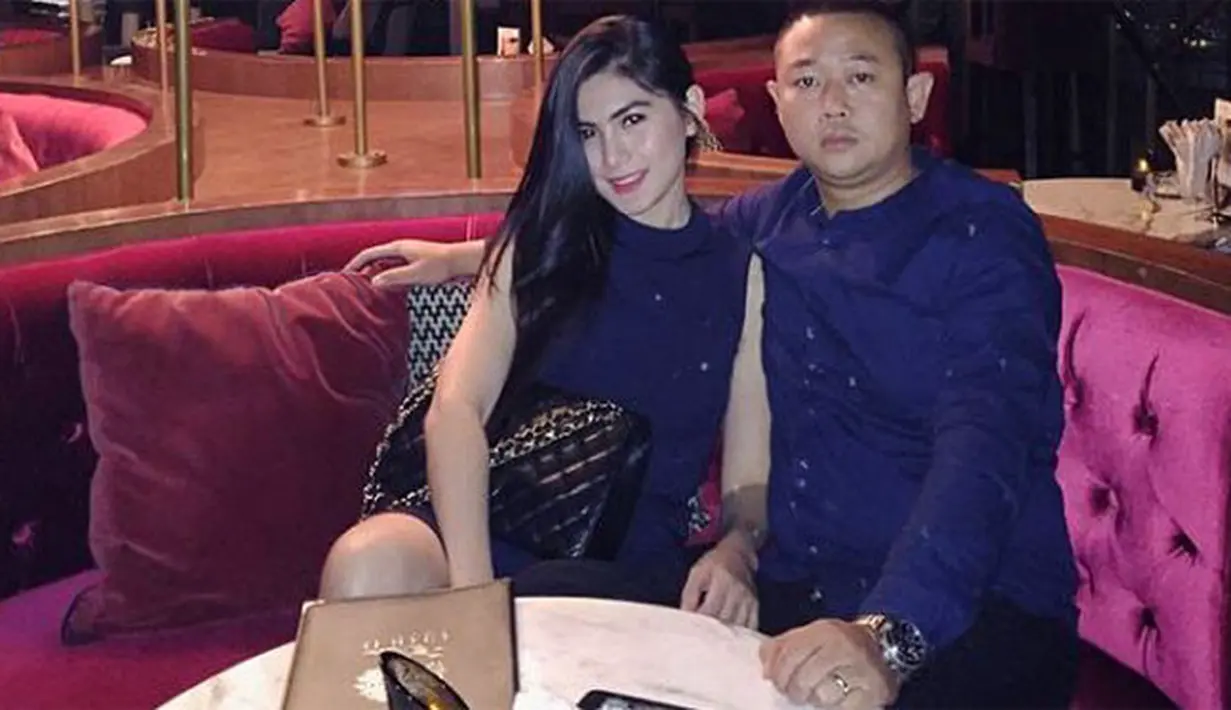 "Suami memang ngajak aku dan anak bunuh diri bareng-bareng biar sudah enggak ngerasain utang lagi. Tapi aku juga yang masih bingung dan takut juga buat bunuh diri," kata Angela Lee saat jumpa pers dilansir dari Liputan6. (Instagram/angelalee87)