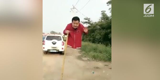VIDEO: Pria Ini Melayang di Udara, Kejadian Selanjutnya Bikin Ngakak