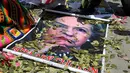 Dukun Peru melemparkan daun koka ke atas poster bergambar Capres AS dari Partai Demokrat, Hillary Clinton, saat melakukan ritual prediksi menjelang pemilihan presiden AS, di Lima, Peru, Senin (7/11). (REUTERS/Mariana Bazo)