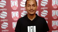 Eks pemain Persiba Balikpapan, Iqbal Samad, resmi gabung Persis Solo. (Bola.com/Ronald Seger Prabowo)